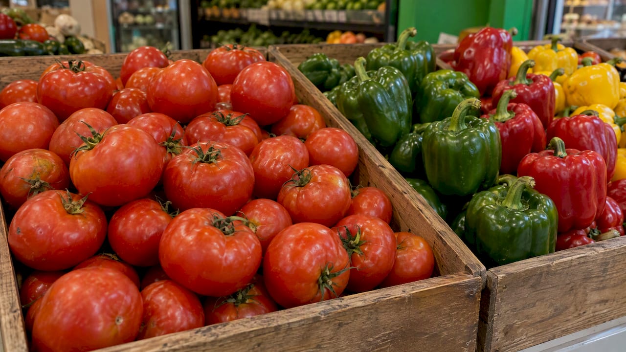 Similar-sized tomatoes and upright bell peppers